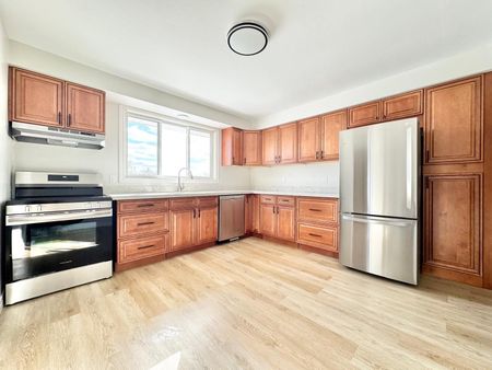 For Lease - 221 First Road, Hamilton, Ontario - Photo 4