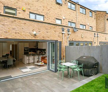 4 bedroom end of terrace house to rent - Photo 1