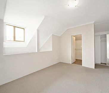 Split level loft style apartment - Photo 3