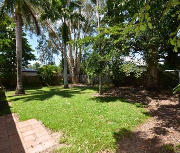 Large 1 Bedroom Townhouse with white goods - Photo 6