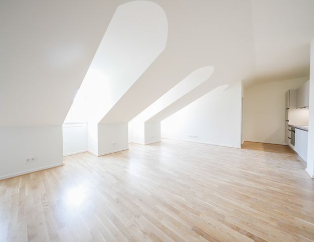 Charmante Maisonette mit zwei Bädern, lichtdurchfluteten Räumen & moderner Einbauküche - Foto 1