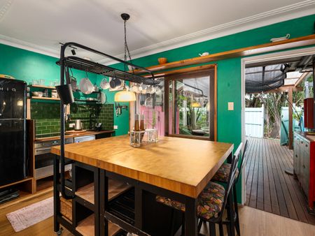 FULLY FURNISHED UNIT IN THE HEART OF WOOLLOONGABBA | ALL BILLS INCLUDED - Photo 4