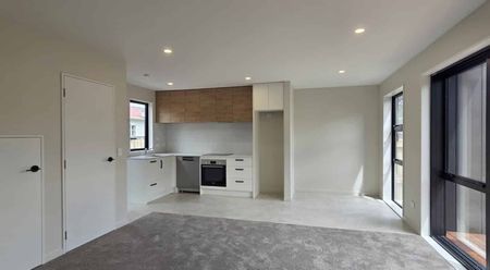 Stylish, Superior Build Townhouse – Walk to Barrington Mall - Photo 2