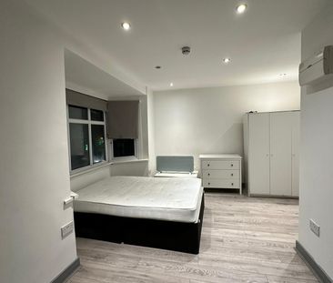 Self contained studio ideal for single or couple- 1200 pcm inclusiv... - Photo 1