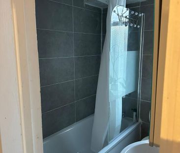 1 bedroom in a flat share to rent - Photo 4