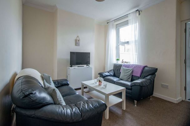 Modern three bed property - Photo 1