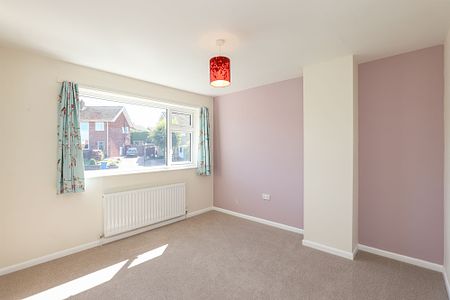 3 bedroom Semi-Detached House to rent - Photo 4