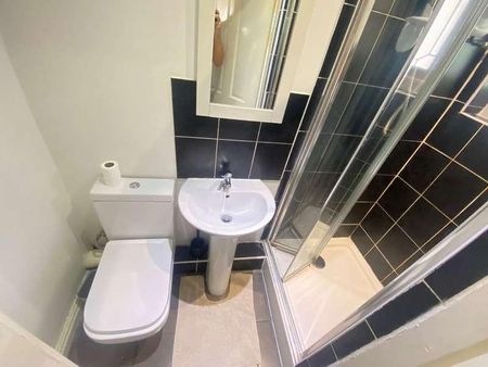 Bedroom House -earlsdon Dont Miss Out, CV5 - Photo 5