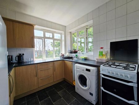 3 bedroom flat to rent - Photo 4