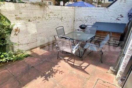 Spacious two double bedroomed garden apartment in the heart of Pimlico - Photo 5