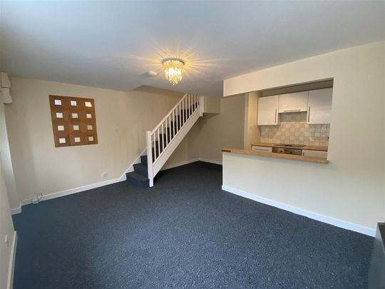 2 bedroom mews to rent - Photo 1
