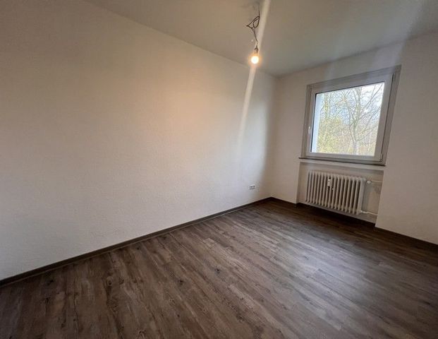 Helle 4-Zimmer-Wohnung im 3. Obergeschoss mit Balkon - Foto 1