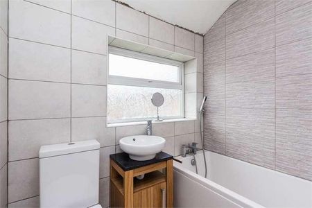 Long Readings Lane, Slough, SL2 - Photo 3