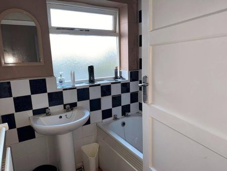 1 bedroom in a house share to rent - Photo 4