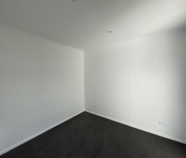 Modern three-bedroom home - Photo 3
