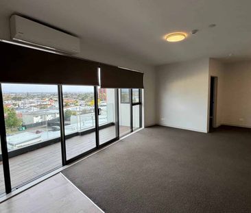 The top floor and one carpark - Photo 2