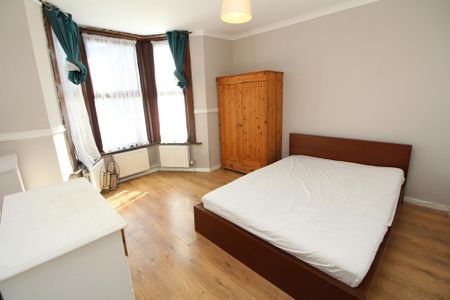1 bedroom in a house share to rent - Photo 2
