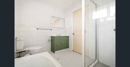 RENOVATED 3 BEDROOM TOWNHOUSE IN QUIET COMPLEX - Photo 5