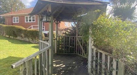 Bright 2-Bedroom Home in Wakari - Photo 4