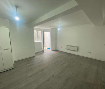 (basement Flat) Plashet Grove London, E6 - Photo 4