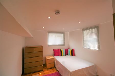 7 Bed Semi-Detached House, Moseley Road, M14 - Photo 3