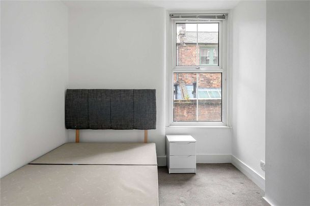 A good size one bedroom in a red brick mansion block. - Photo 1
