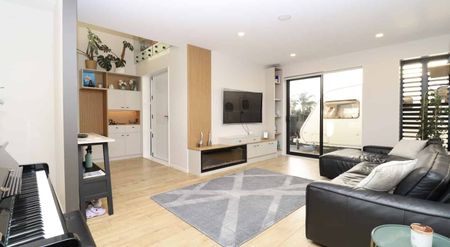 5-bedroom, 4-bathroom masterpiece - Photo 3