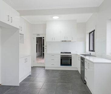 Large Four Bedroom House in Fairy Meadow - Photo 3