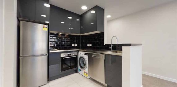 Vibrant city living! - Photo 2