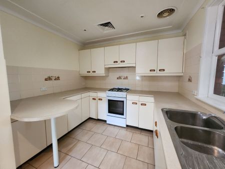 3 Bedrooms Plus Study with Ducted Air/Con - Photo 2