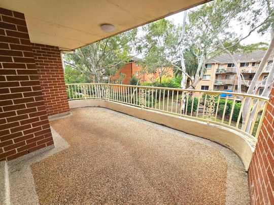 Spacious 3-Bedroom Unit in Prime Location! - Photo 1