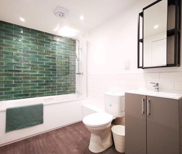 3 bedroom flat to rent - Photo 3
