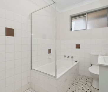 LIGHT AND AIRY 2 BEDROOM APARTMENT IN GREAT LOCATION - Photo 2