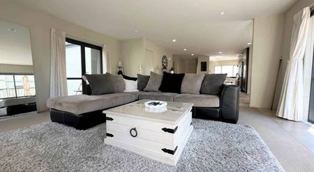 FOUR BEDROOM FREESTANDING VILLA - Photo 2