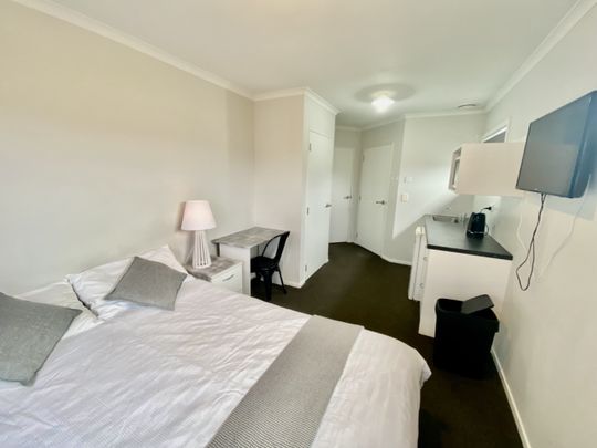 This beautiful and modern upstairs unit is just a 5-minute walk to Waikato & Braemar Hospitals and a stone's throw away from the CBD & Wintec. - Photo 1