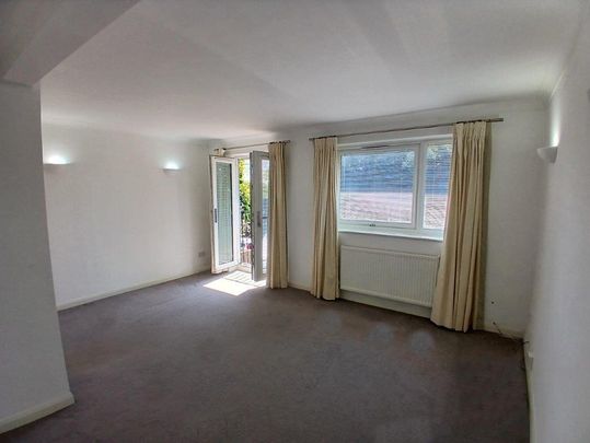 Yew Tree Court, Littlebourne, Canterbury - Photo 1