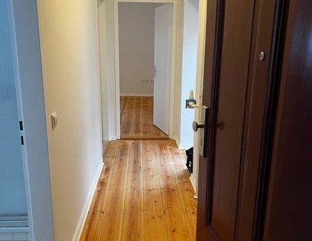 Frisch sanierte 1-Zimmer-Altbauwohnung im Seitenflügel am Erkelenzdamm - Photo 1