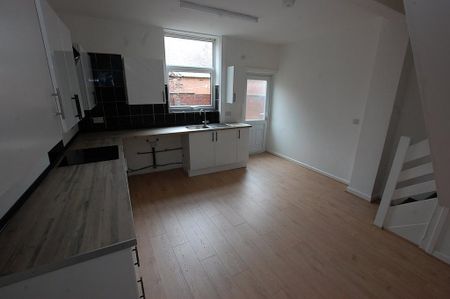 2 bedroom end of terrace house to rent - Photo 4