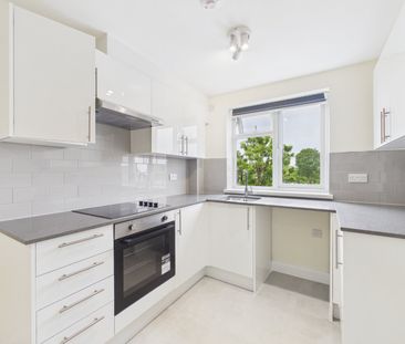 2 bedroom Maisonette in Frimley High Street, Camberley - Photo 4