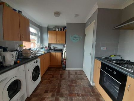 1 bedroom in a house share to rent - Photo 4