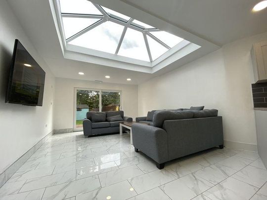 8 bedroom terraced house to rent - Photo 1
