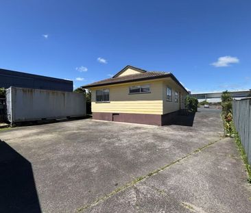 Prime Location! Easy access to all you could need! - Photo 1