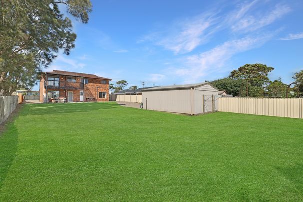 Solid Family Home - 4 Bedroom - Large Garage - Renovated - Photo 1