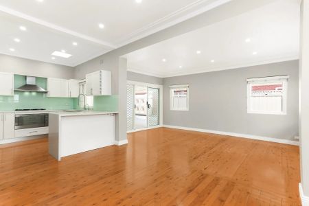 Character charm family home - Photo 2