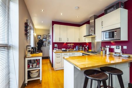 2 bedroom mews to rent - Photo 5