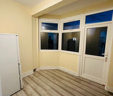3 Bed Flat, Dersingham Avenue, E12 - Photo 6