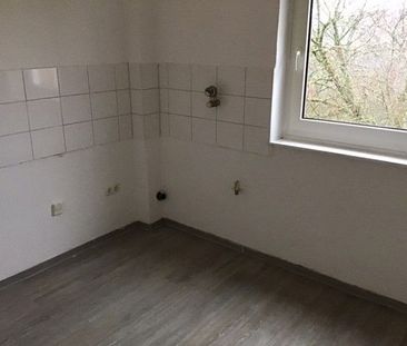 Frische Tapete und weiß gestrichen, neues Badezimmer. Sofort frei. - Photo 3