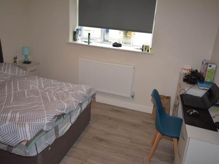 3 bedroom flat to rent - Photo 3