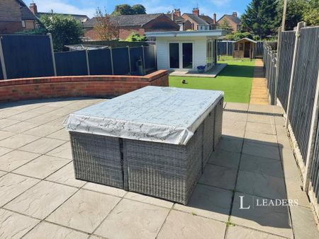 1 bedroom in a house share to rent - Photo 4