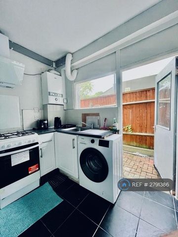 1 bedroom in a house share to rent - Photo 3